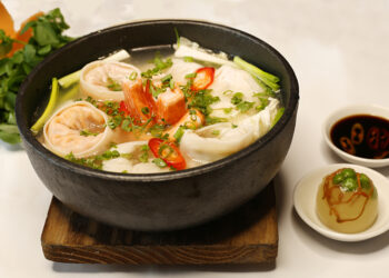 Mì sủi cảo thố gang collagen của Khách sạn Rex Sài Gòn đẹp từ hình thức, dinh dưỡng đủ đầy