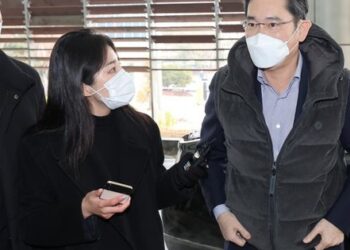 Đằng sau chiếc áo phao mà Chủ tịch Samsung Lee Jae-yong mặc trong chuyến đi quan trọng tới Việt Nam