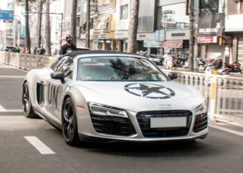 Ông Đặng Lê Nguyên Vũ cầm lái Audi R8 V10 Spyder độc nhất Việt Nam xuống phố