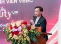 CEO Phạm Văn Hiền - Công ty thiết bị thẩm mỹ y tế Trí Nhất - nhận bằng khen thương hiệu máy móc thiết bị thẩm mỹ VBBC xuất sắc 2023 tại gala VBBC 12 CEO Phạm Văn Hiền – Công ty thiết bị thẩm mỹ y tế Trí Nhất – nhận bằng khen thương hiệu máy móc thiết bị thẩm mỹ VBBC xuất sắc 2023 tại gala VBBC