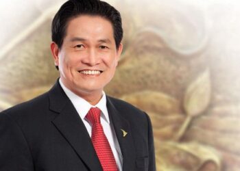 Đại gia Đặng Văn Thành xưng “Vua đường”, ăn dưa hấu, lắc bầu cua cùng 15 con cháu vào ngày Tết